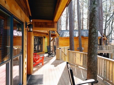 Terrasse/Patio. Enchanting Cabin Treehouse Retreat with Fire Pit - Perfect Getaway!