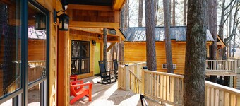 Enchanting Cabin Treehouse Retreat with Fire Pit - Perfect Getaway!