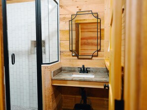 Douche, serviettes fournies, savon, papier toilette
