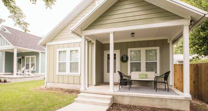 Chic Thomasville Home: Walk to Downtown!