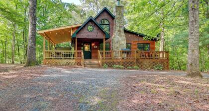 Pet-friendly Cabin w/ Hot Tub in Mineral Bluff!