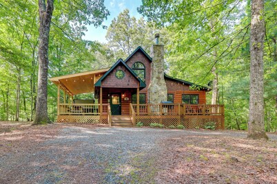 Pet-friendly Cabin w/ Hot Tub in Mineral Bluff!