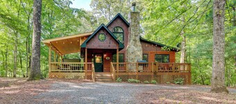 Pet-friendly Cabin w/ Hot Tub in Mineral Bluff!