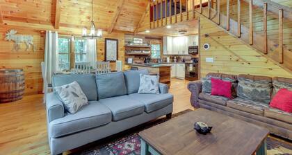 Pet-friendly Cabin w/ Hot Tub in Mineral Bluff!
