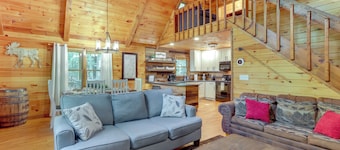Pet-friendly Cabin w/ Hot Tub in Mineral Bluff!