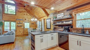 Ein Ferienhaus-Interieur mit Küche, Essbereich und Wohnzimmer.