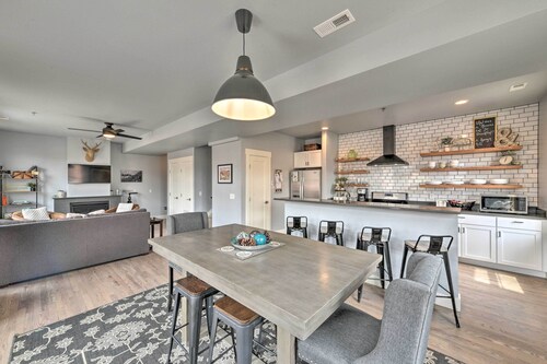 0660: Dtwn Salida Condo w/ Balcony