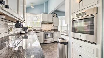 House (5 Bedrooms) | Interior