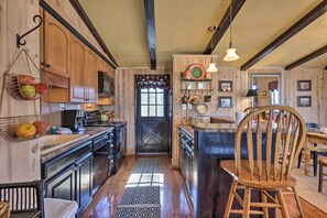 House (5 Bedrooms) | Interior