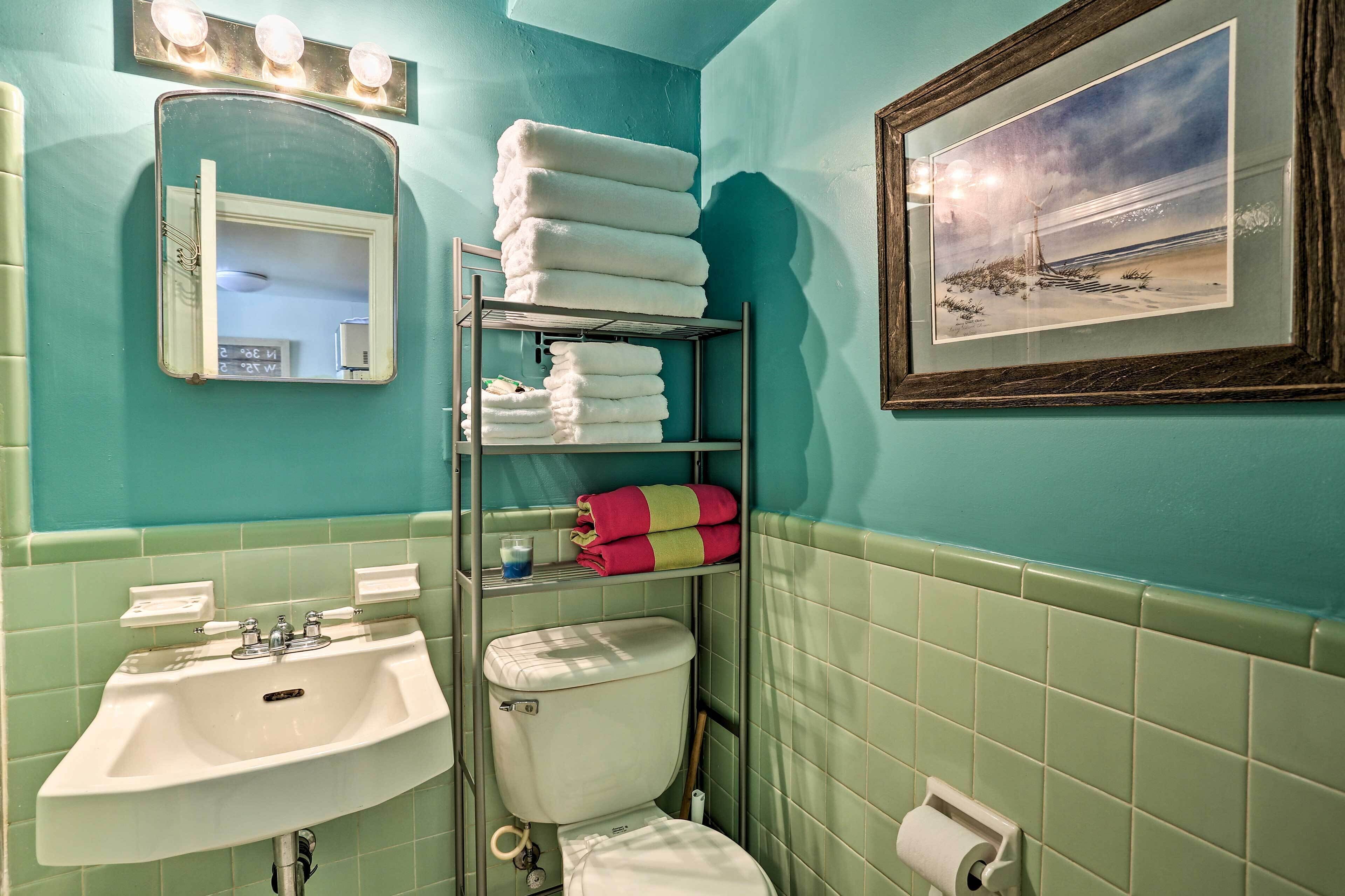 Un bagno con lavandino, WC e portasciugamani.