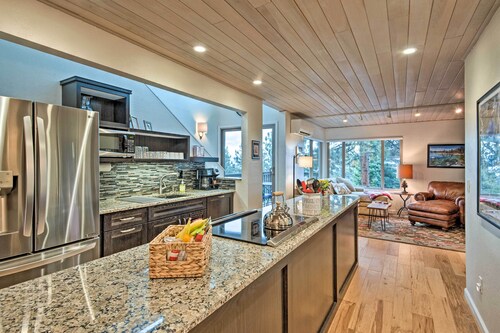 2 Mi to Heavenly Mountain: Tahoe Retreat w/ Views