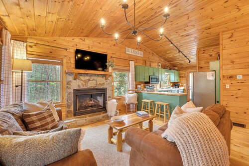 Cozy Cabin in Private Location w/ Hot Tub & Grill!