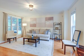 Interior - Spacious Stockbridge Manor: Pool Table, 2 Kitchens (Stockbridge)