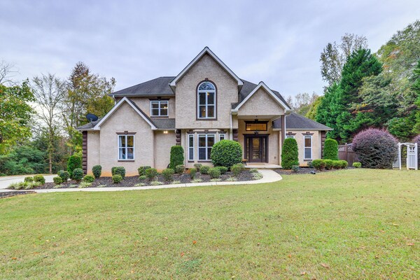 Spacious Stockbridge Manor: Pool Table, 2 Kitchens - Stockbridge, GA