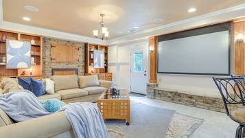 House (6 Bedrooms) | Interior