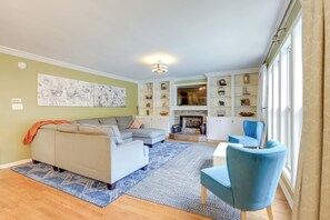 Interior - Spacious Stockbridge Manor: Pool Table, 2 Kitchens (Stockbridge)