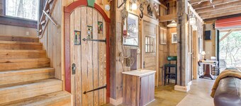 Jasper '7 Timbers' Cabin on 10 Acres w/ a Creek!