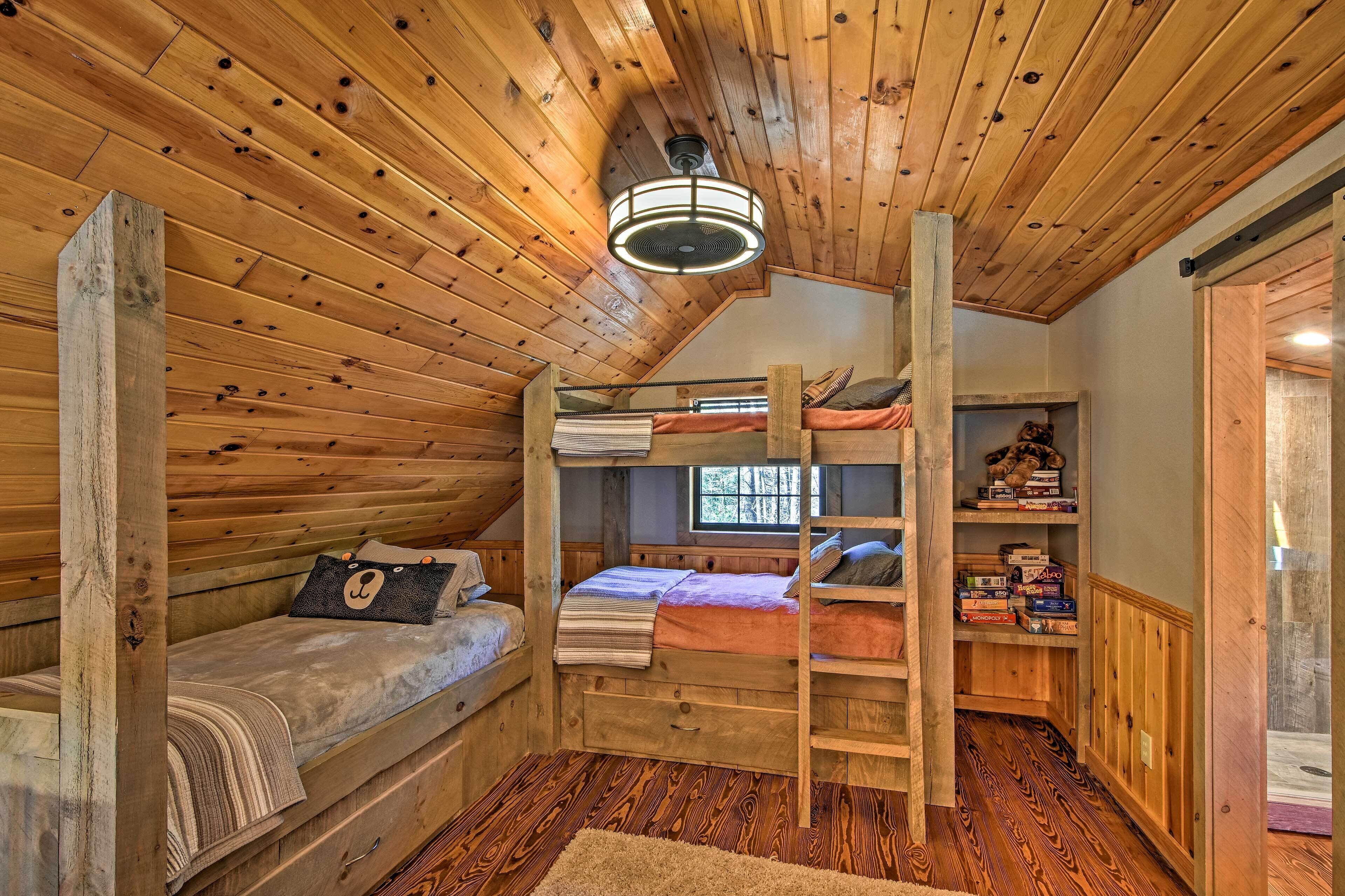 Un accogliente rifugio con letto a soppalco, un letto a castello e un piccolo angolo studio con libri.