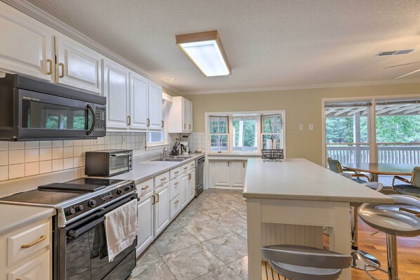 Interior - Mcdonough Getaway w/ Private Lake on 24 Acres (McDonough)