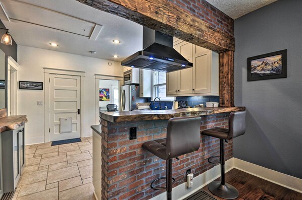 Microwave, oven, stovetop, dishwasher - Artsy PNW Home w/ Hot Tub & Yard, Half Mi to River (Portland)