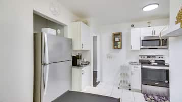 House (2 Bedrooms) | Private kitchen | Coffee/tea maker, paper towels