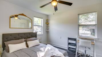 Rumah (2 Bedrooms) | 2 kamar tidur, ruang kerja ramah laptop, dan seprai linen