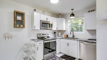 House (2 Bedrooms) | Private kitchen | Coffee/tea maker, paper towels