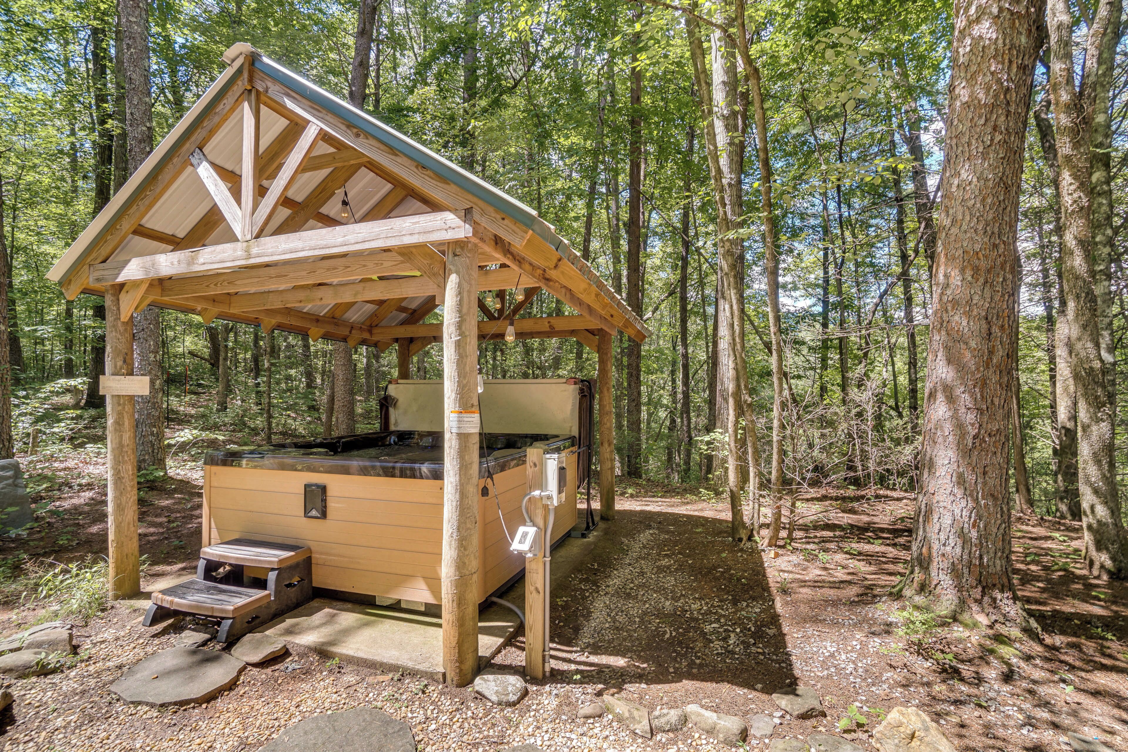 Una cabana de fusta amb teulada inclinada, integrada en un entorn forestal.
