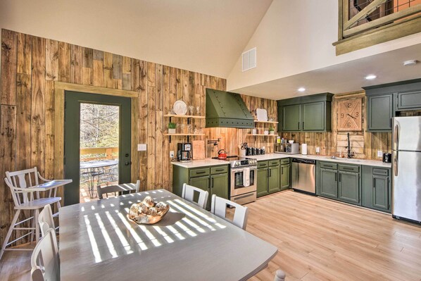 Interior - Creekside Craftsman Retreat in North GA Mountains! (Mineral Bluff)