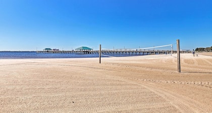 Harbor Oaks Haven: Walk to Front Beach & Downtown!