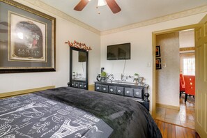 House (4 Bedrooms) | Interior - Cozy Corner in Memphis - 4 Miles to Graceland! (Memphis)
