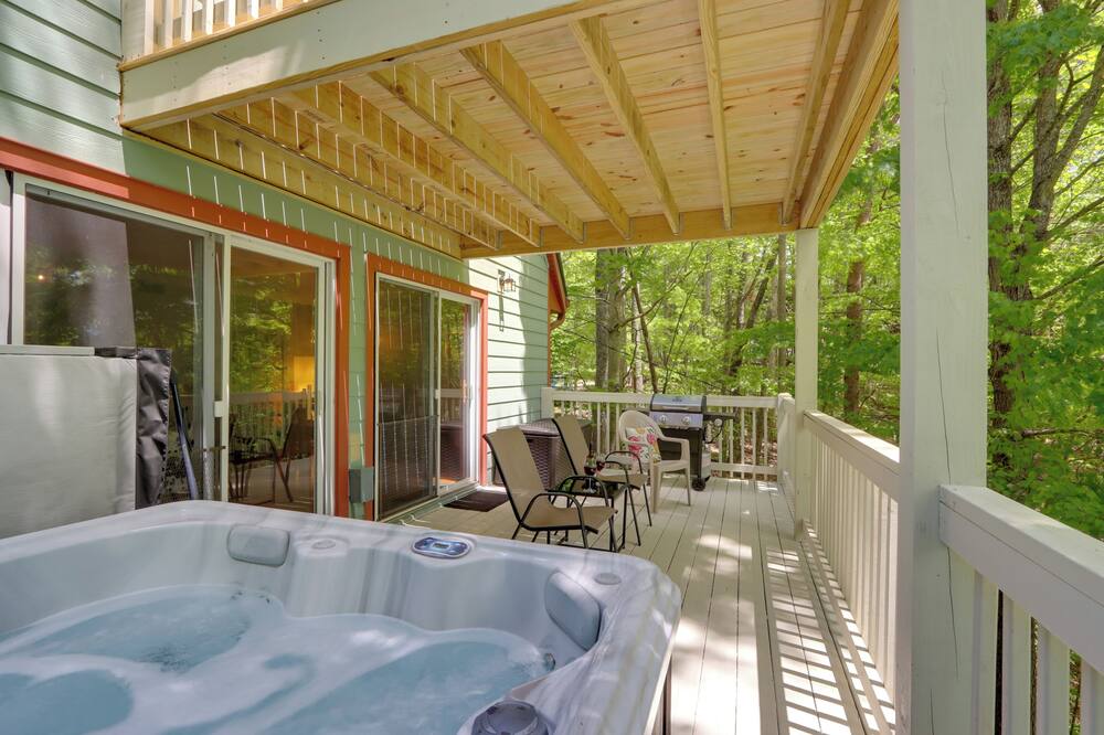 Blue Ridge Getaway w/ Hot Tub & Seasonal View! - Fannin County, GA