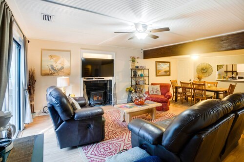 St Simons Island Condo w/ Deck & Outdoor Shower