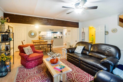 St Simons Island Condo w/ Deck & Outdoor Shower