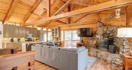 4 Mi to Beach: Lake Tahoe Mountain Retreat!