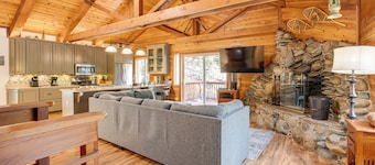 4 Mi to Beach: Lake Tahoe Mountain Retreat!