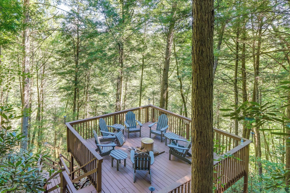 Luxe Fightingtown Creek Cabin: 2 King Suites & Spa - Epworth, GA