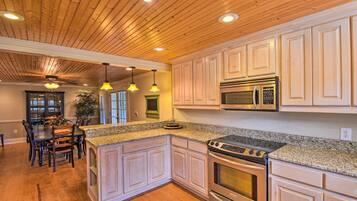 House (5 Bedrooms) | Interior