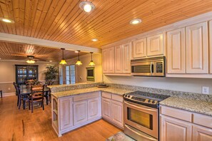 House (5 Bedrooms) | Interior