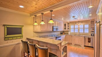 House (5 Bedrooms) | Interior