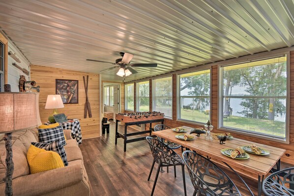 Game room - Airy Lake Pamona Paradise: Sunsets & Bird Watching (Midway)