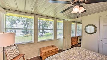 3 kamar tidur, ruang kerja ramah laptop, dan setrika/meja setrika