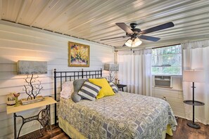 3 bedrooms, laptop workspace, iron/ironing board, bed sheets
