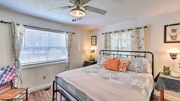3 bedrooms, laptop workspace, iron/ironing board, bed sheets