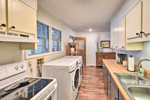 Microwave, oven, stovetop, blender - Airy Lake Pamona Paradise: Sunsets & Bird Watching (Midway)