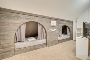 Apartment (4 Bedrooms) | Interior - Spacious Rustic Helen Abode ~ 1/2 Mi From Tubing! (Helen)