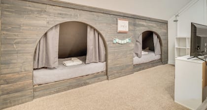 Spacious Rustic Helen Abode ~ 1/2 Mi From Tubing!