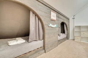 Apartment (4 Bedrooms) | Interior - Spacious Rustic Helen Abode ~ 1/2 Mi From Tubing! (Helen)