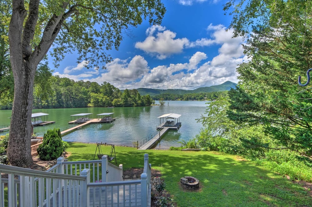 Lakefront Hiawassee Home w/ Boat Dock & Hot Tub! - Young Harris, GA