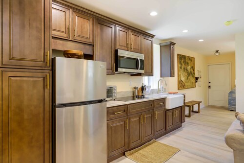 Fayetteville Guest House: Walk to Nature Preserve!